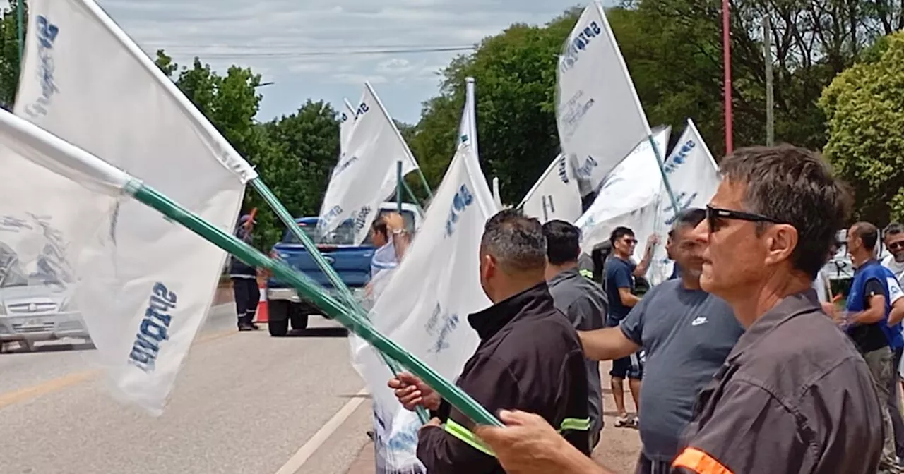 Protesta por despidos en Petroquímica Río Tercero, ante acto con Llaryora y Bullrich en Embalse