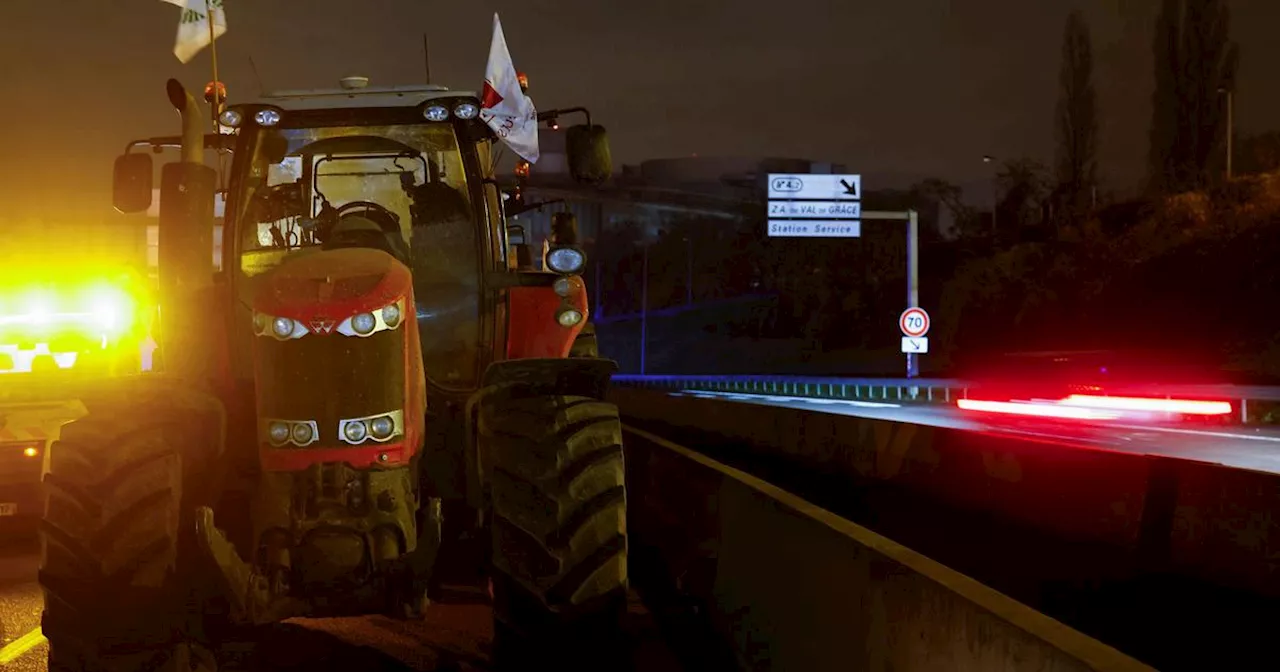 Les images des blocages menés par les agriculteurs sur la nationale 118