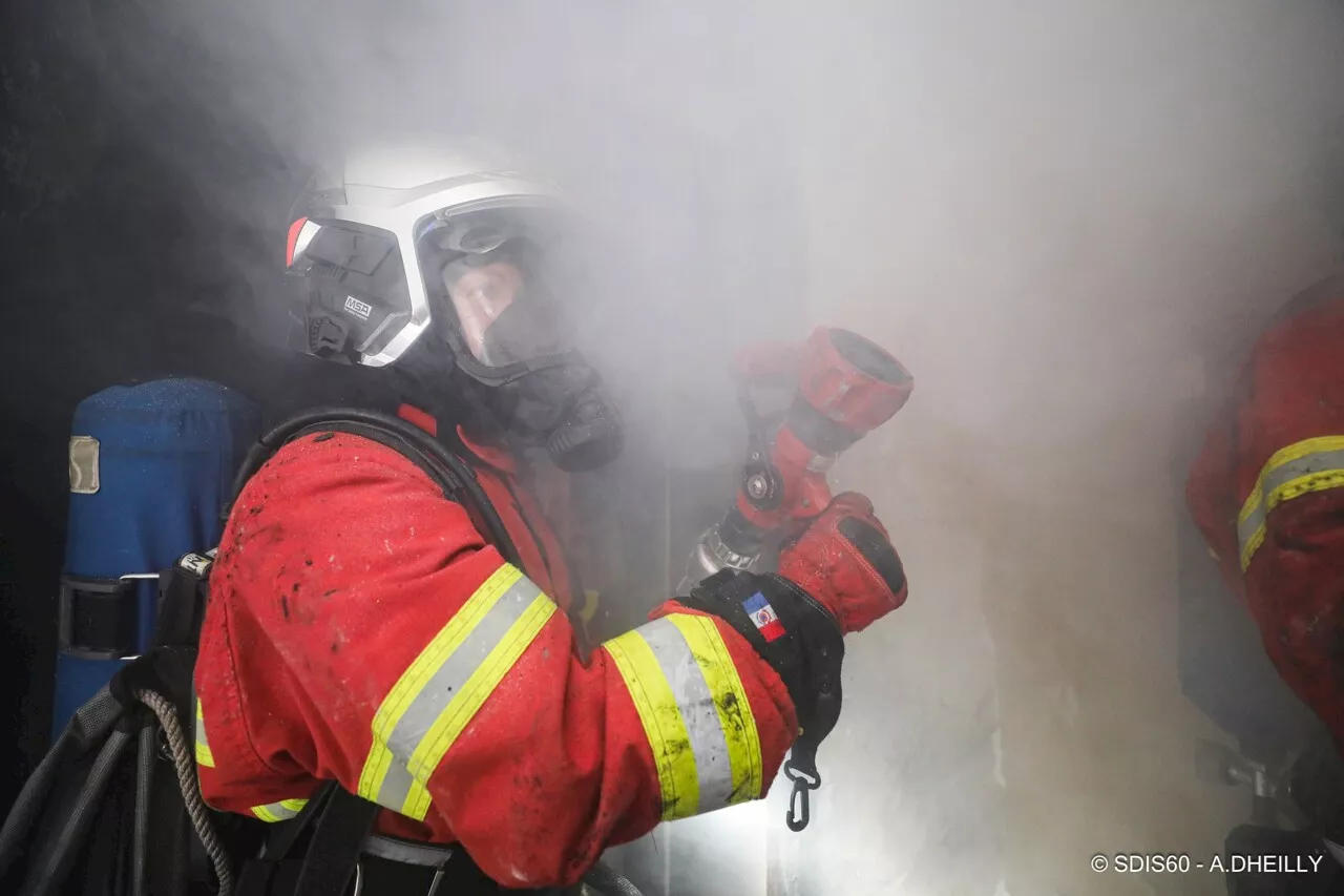 Un incendie ravage un immeuble, une personne sauvée des flammes par les pompiers de l’Oise