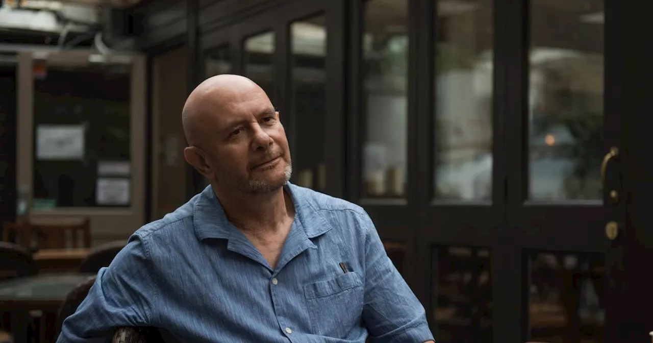 Nick Hornby : «Ne commencez pas à vous croire écrivain si vous n’écrivez pas»