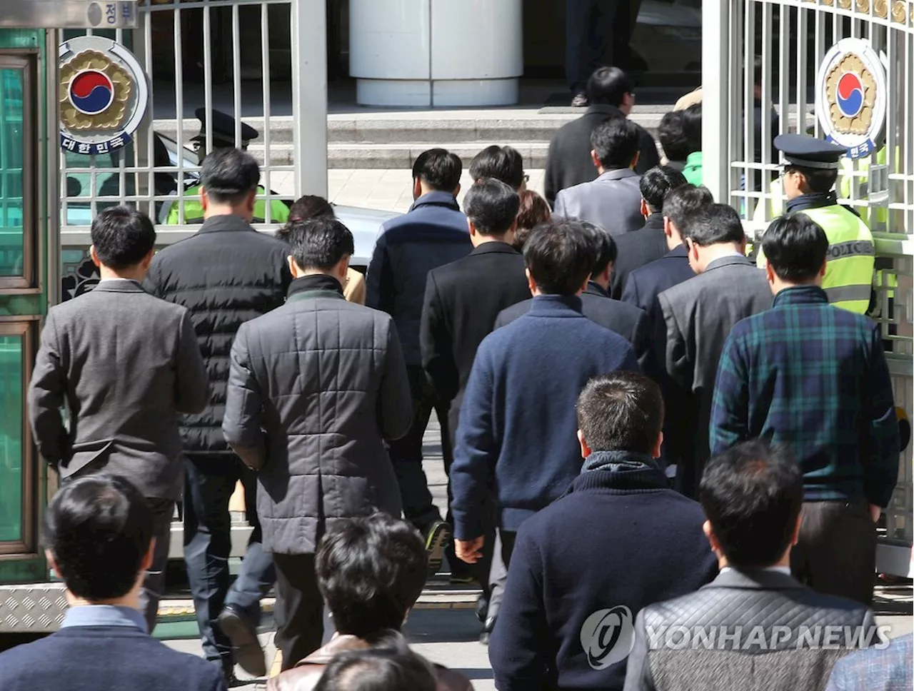 “월급, 부끄러워서 말도 못 꺼내”…9급 공무원·軍 초급간부에 돈 더 얹어준다는데