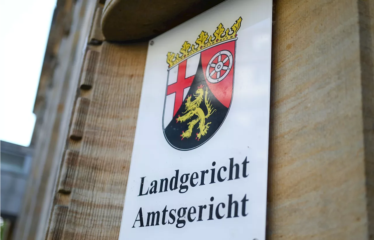 18-Jähriger wegen Mordes an Vater vor Gericht