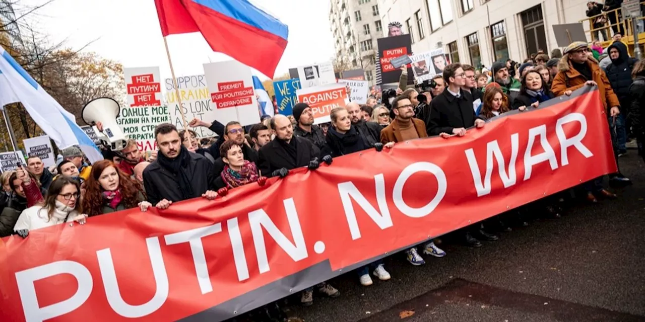 Protest in Berlin: Exil-Russen fordern Truppen-Abzug aus Ukraine