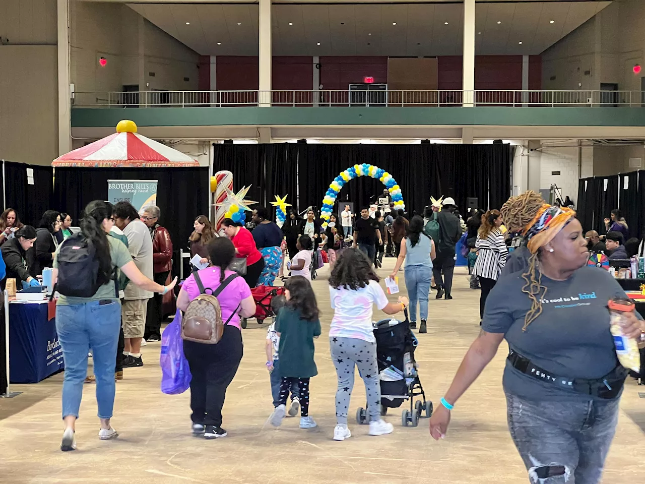 Over 1,000 families receive 60 pounds of holiday groceries at United Way event