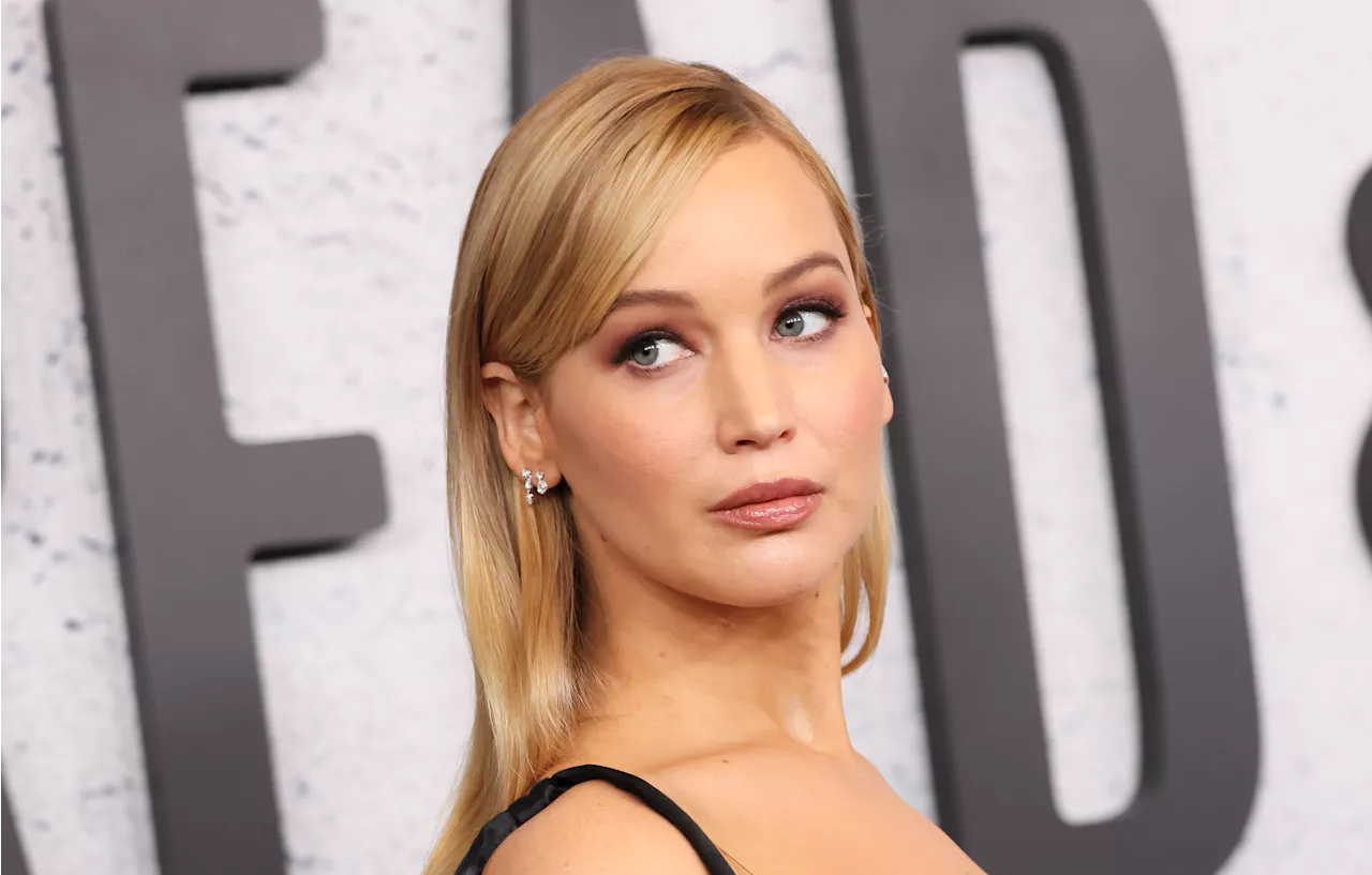 Pregnant Jennifer Lawrence shows off baby bump on red carpet