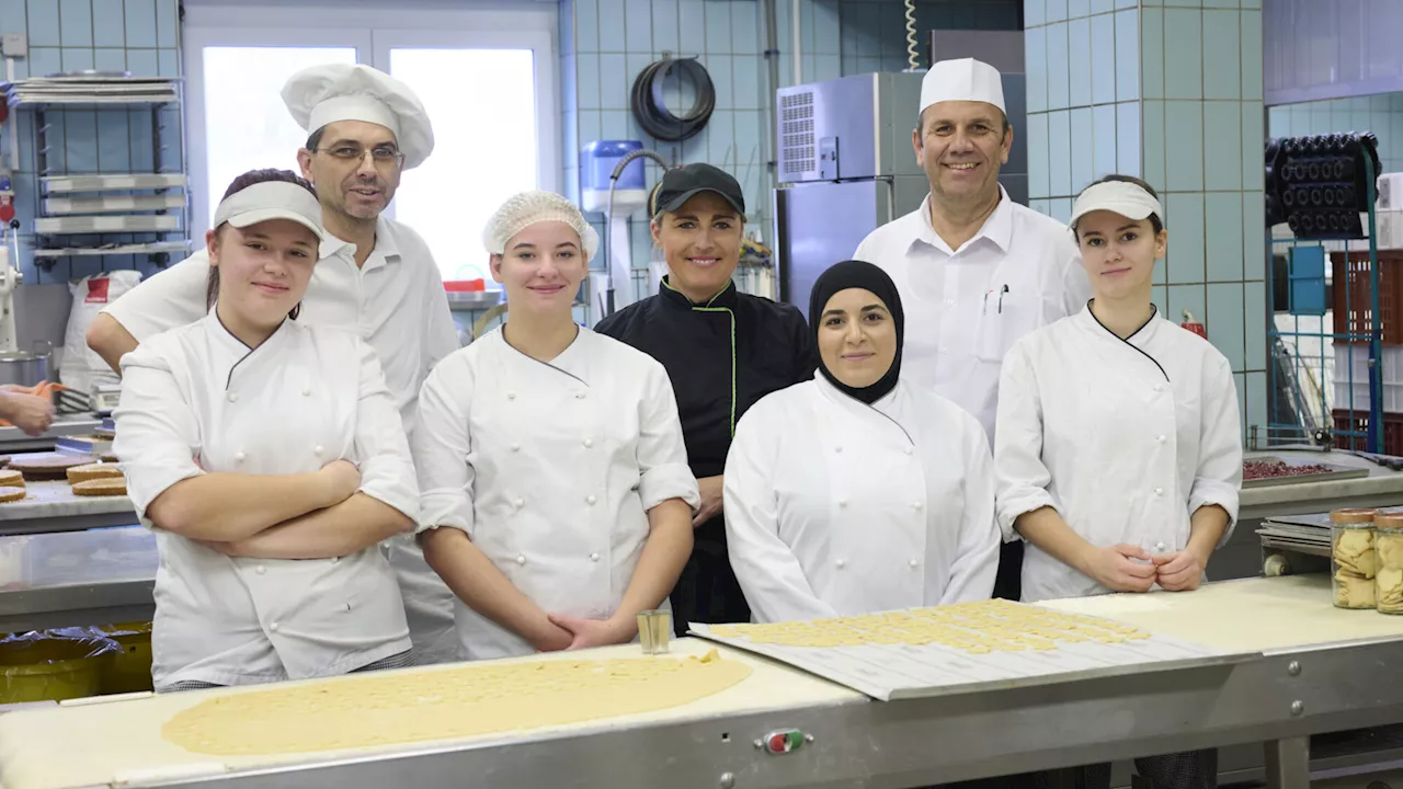 BILLA-Lehrlinge backen Kekse für den guten Zweck