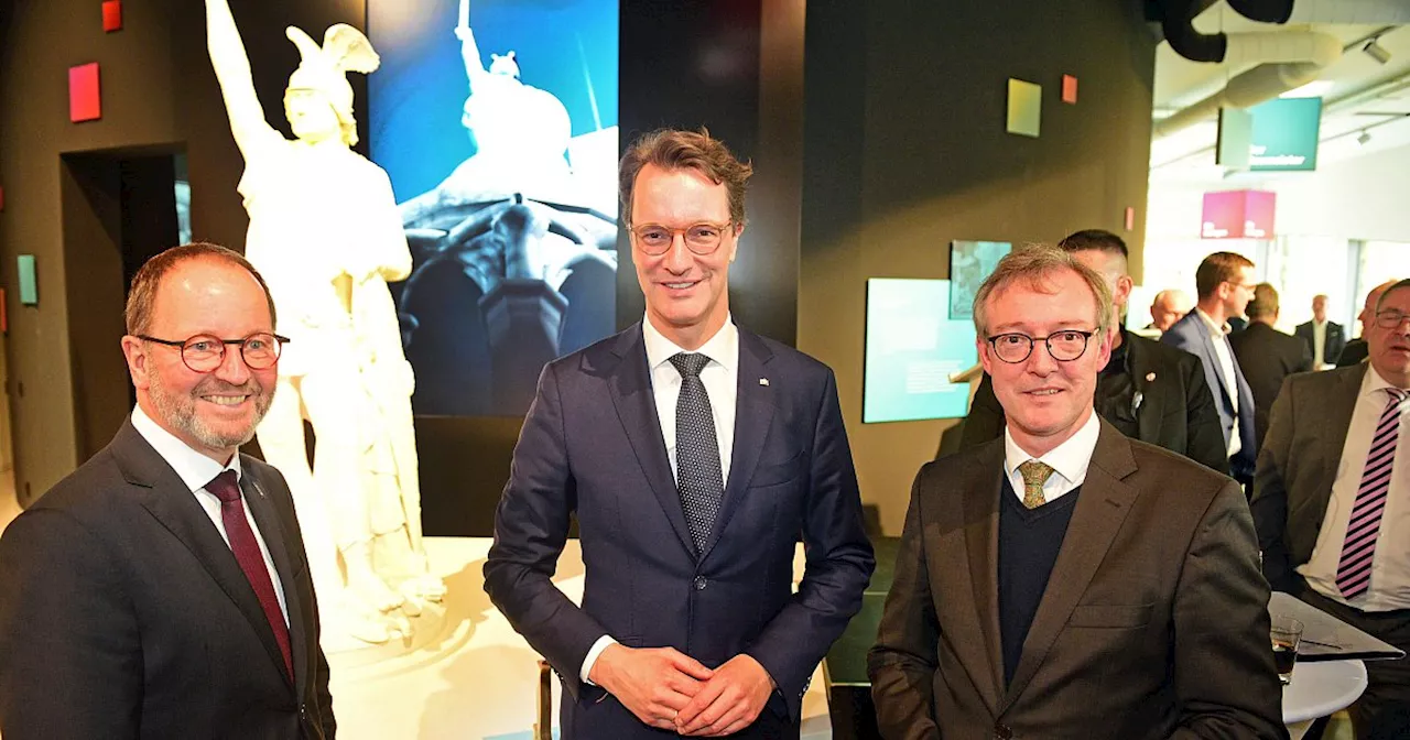 NRW-Ministerpräsident Wüst lobt „Leuchtturmprojekt“ am Hermannsdenkmal