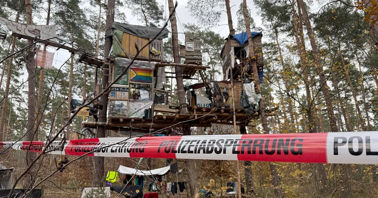 Polizei holt Tesla-Gegner in Protestcamp von Bäumen