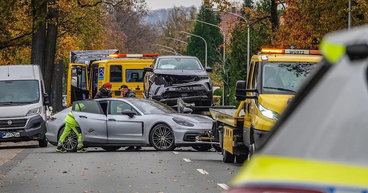 Verletzte Kinder: Bielefelder Porschefahrer fährt trotz schlechter Sicht lost und rammt Familienauto