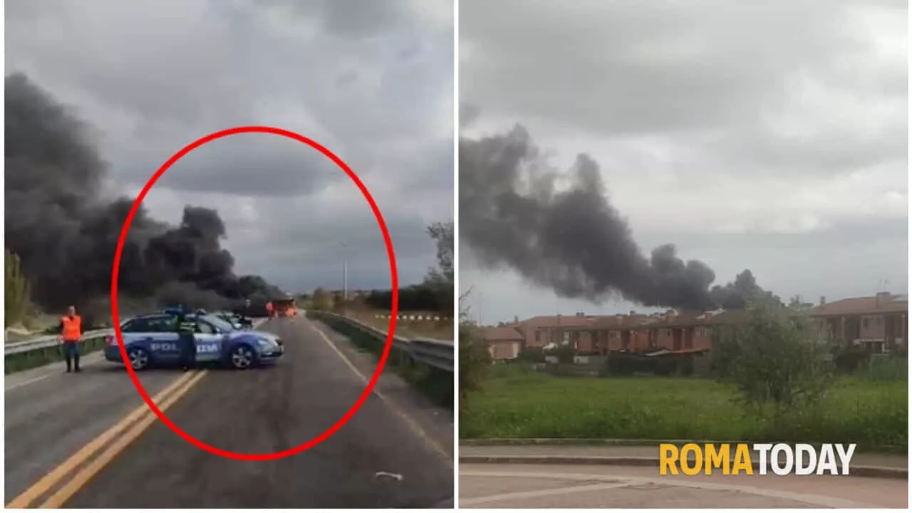 Incendio a Roma, autobus distrutto dalle fiamme a Tor Vergata