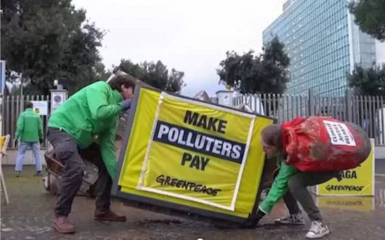 Roma, protesta di Greenpeace: scaricati fango e mobili delle alluvioni davanti a Eni