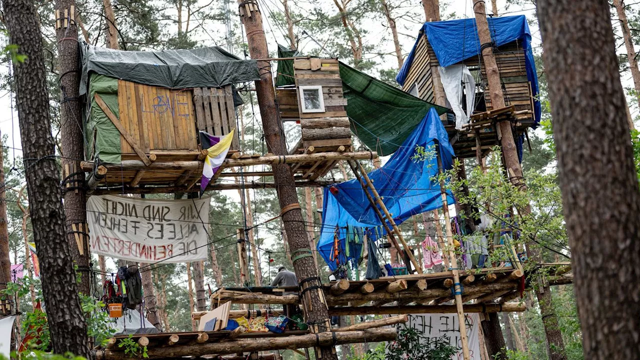 Tesla-Erweiterung: Polizei-Einsatz im Tesla-Protestcamp in Grünheide