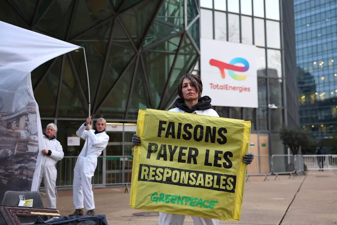 « Leurs profits, nos pertes » : Greenpeace manifeste devant TotalEnergies pour demander une taxation plus importante