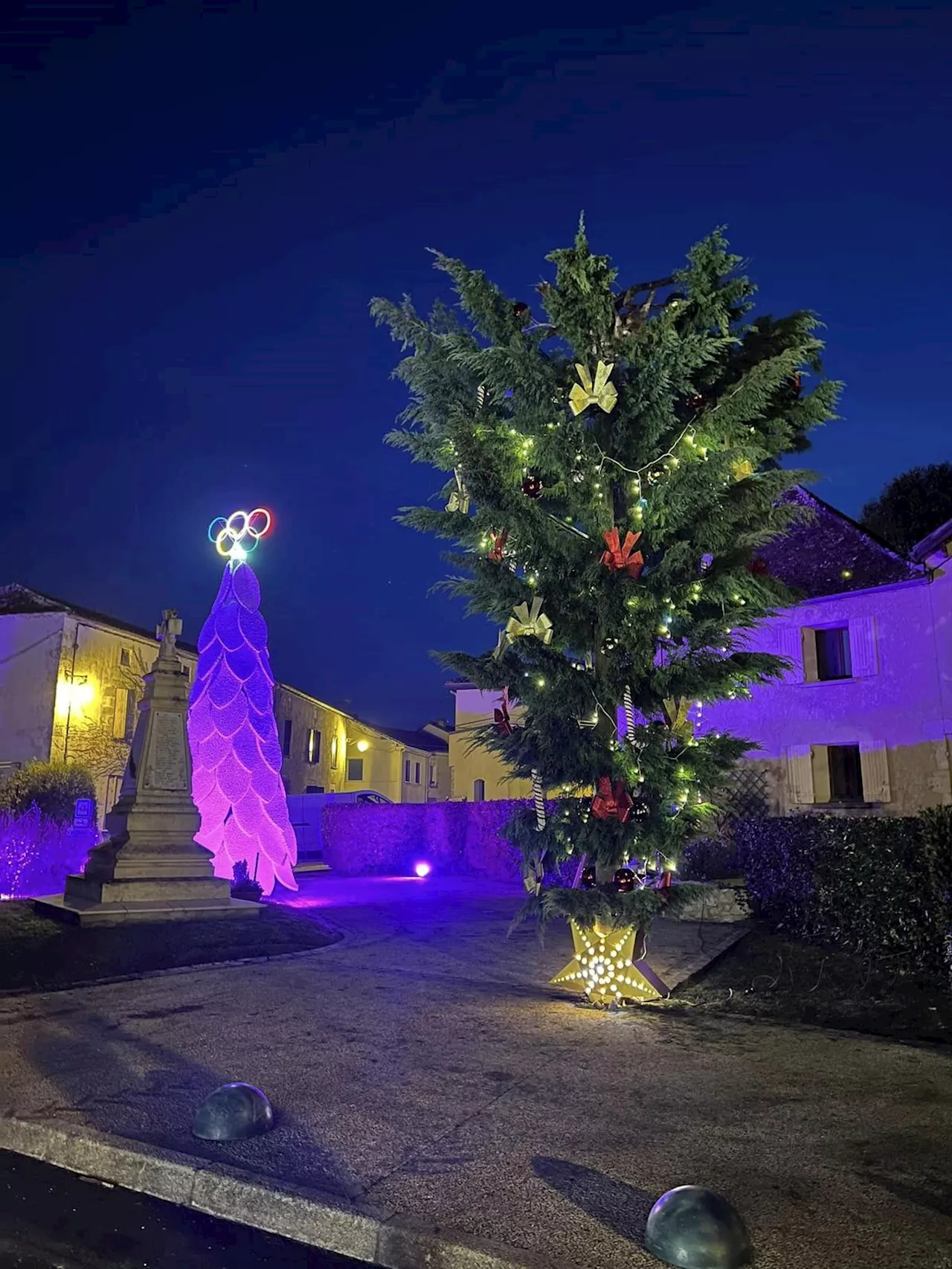 « Un défi technique » : une commune de Dordogne installe son sapin la tête à l’envers en soutien aux agriculteurs