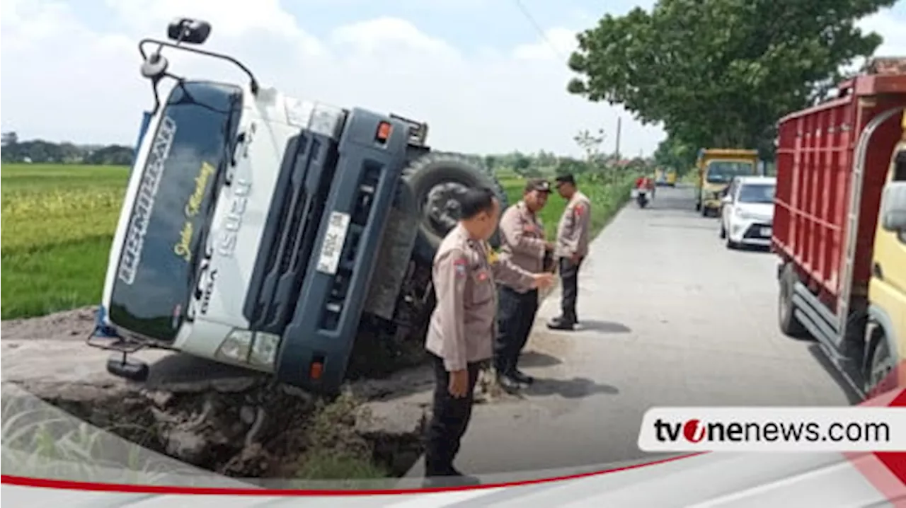 Gagal Menyalip, Truk Muatan Pasir Terguling Masuk ke Sawah di Ngawen Klaten