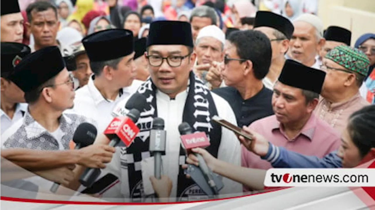 Ridwan Kamil Dapat Syal Persija dari The Jakmania Saat Blusukan ke Pejaten Timur Jaksel