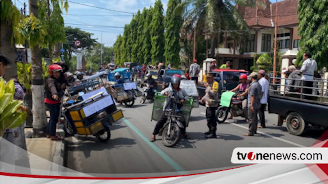 Tuntut Perbaikan Jalan Rusak, Warga Trenggalek Unjuk Rasa di Kantor DPRD