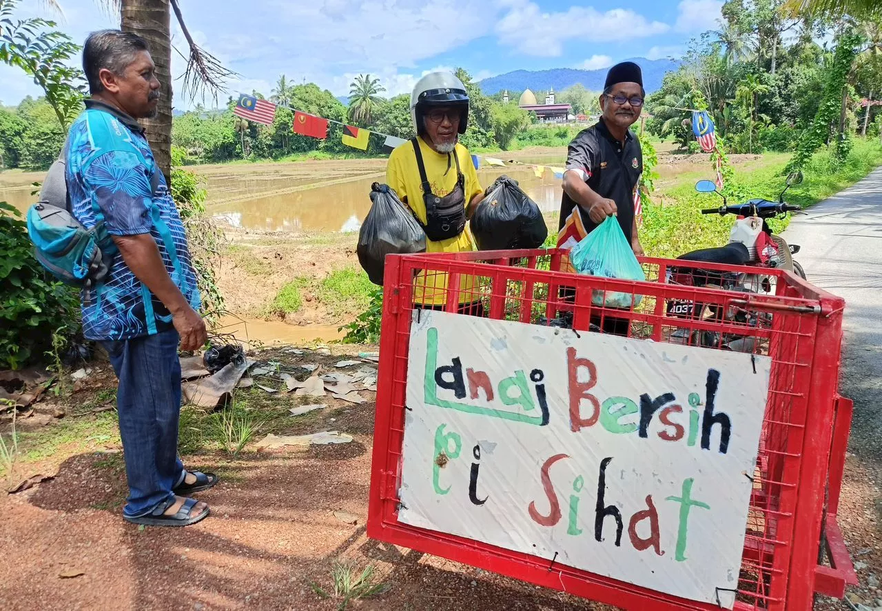 Cikgu pencen ubah suai motosikal kutip sampah