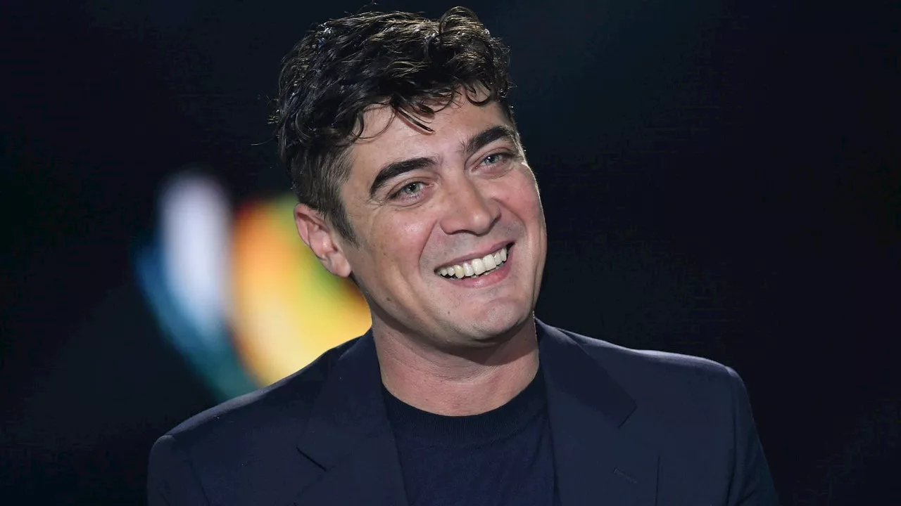 Riccardo Scamarcio a Belve: dalla relazione con Benedetta Porcaroli alla scena di sesso con Monica Bellucci: «In amore ho più fatto soffrire che sofferto»