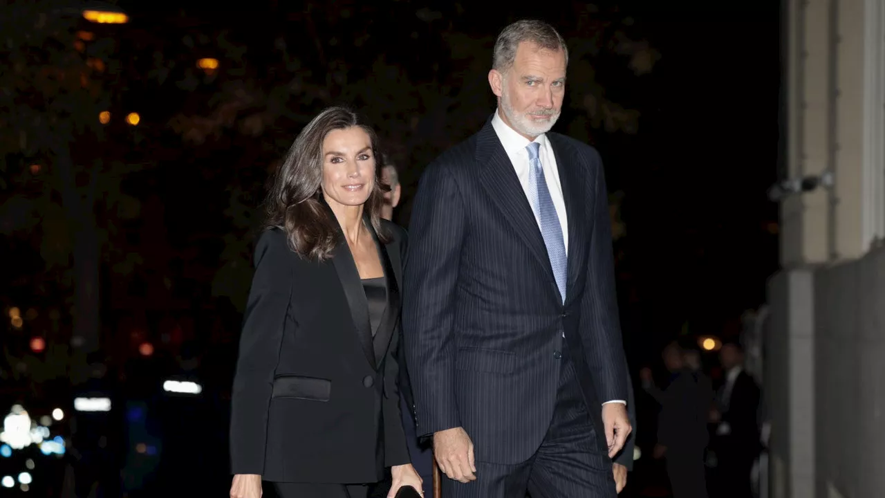 Felipe y Letizia entregan el Premio Cerecedo en una de las veladas más sobrias del galardón