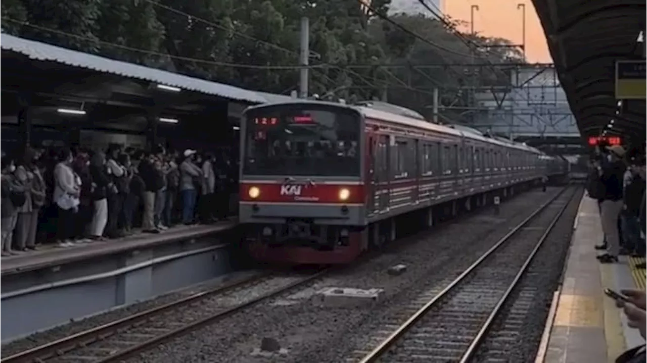 6 Perjalanan KRL Terdampak Banjir Rob di Jakut, Pintu Air Pasar Ikan Siaga 1