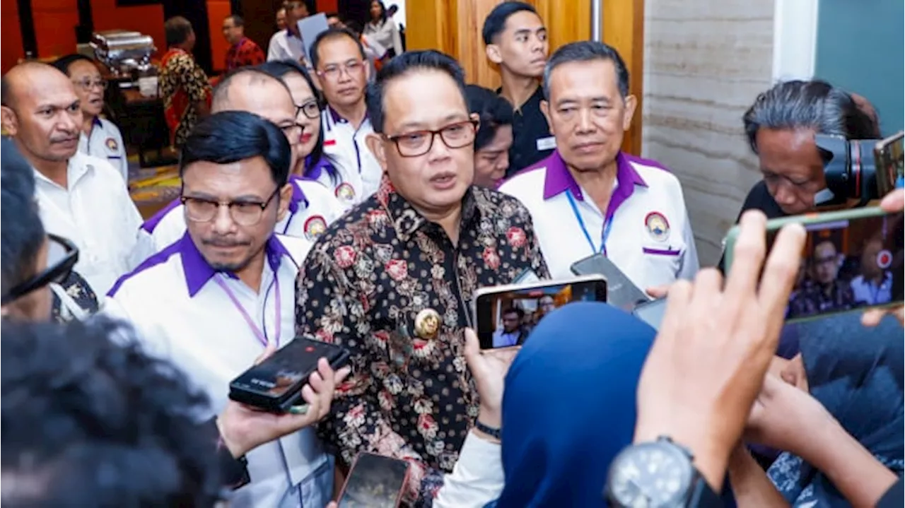 Pj Gubernur Jatim Minta Semua Paslon Pilkada di Sampang Kendalikan Pendukung