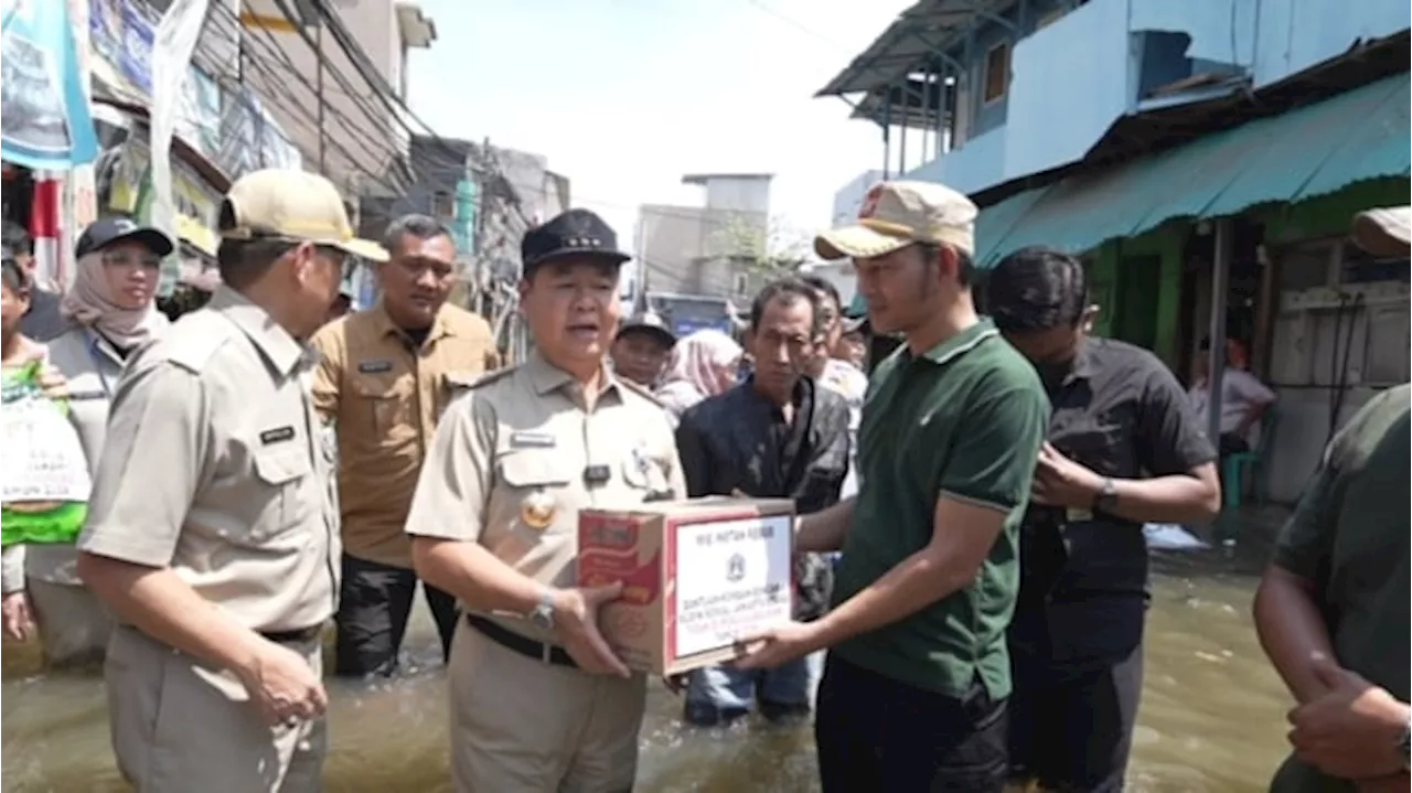 Tinjau Banjir Rob di Muara Angke, Teguh Minta Anak Buah Percepat Bangun Tanggul Pantai