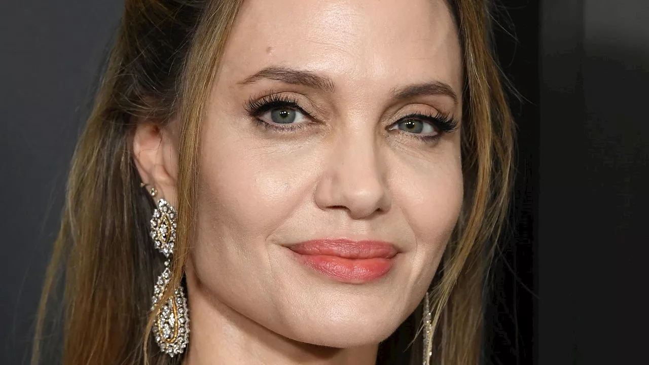 Angelina Jolie confirme la tendance phare de fêtes de fin d'année