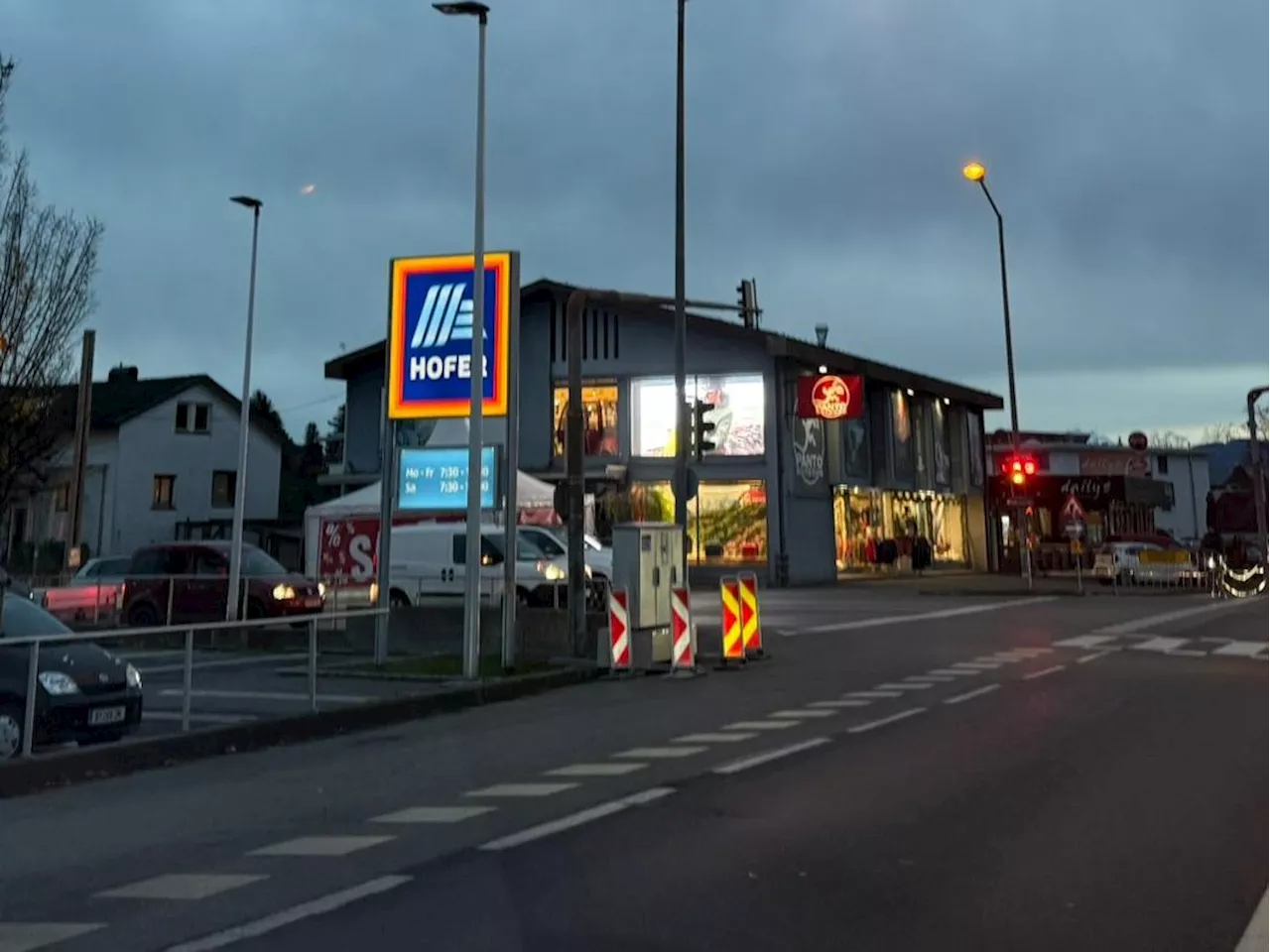 Pkw kommt von Fahrbahn ab und reißt Stromkasten nieder