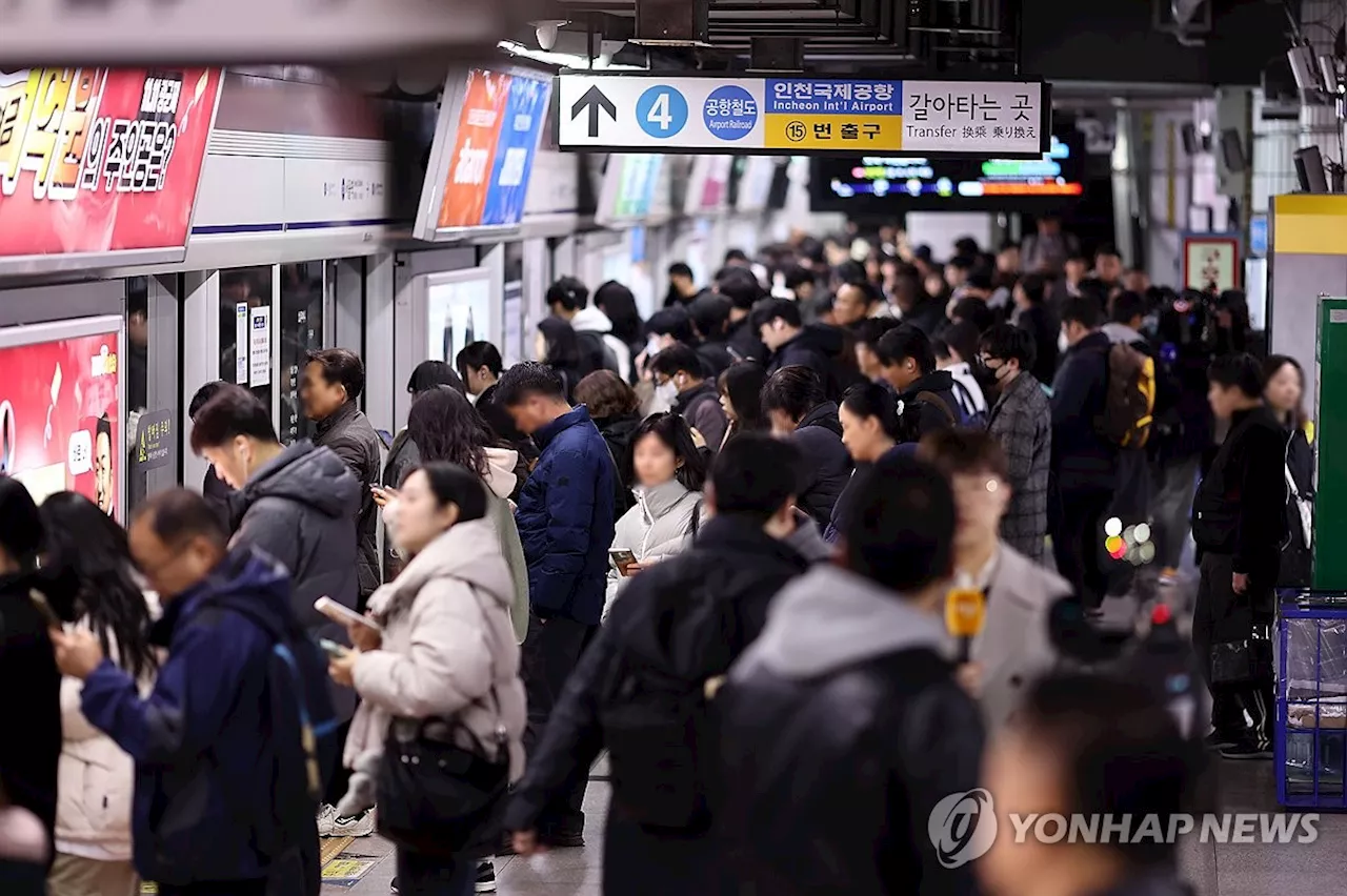 철도노조 준법투쟁에 일부 열차 지연…시민들 빠듯한 출근길