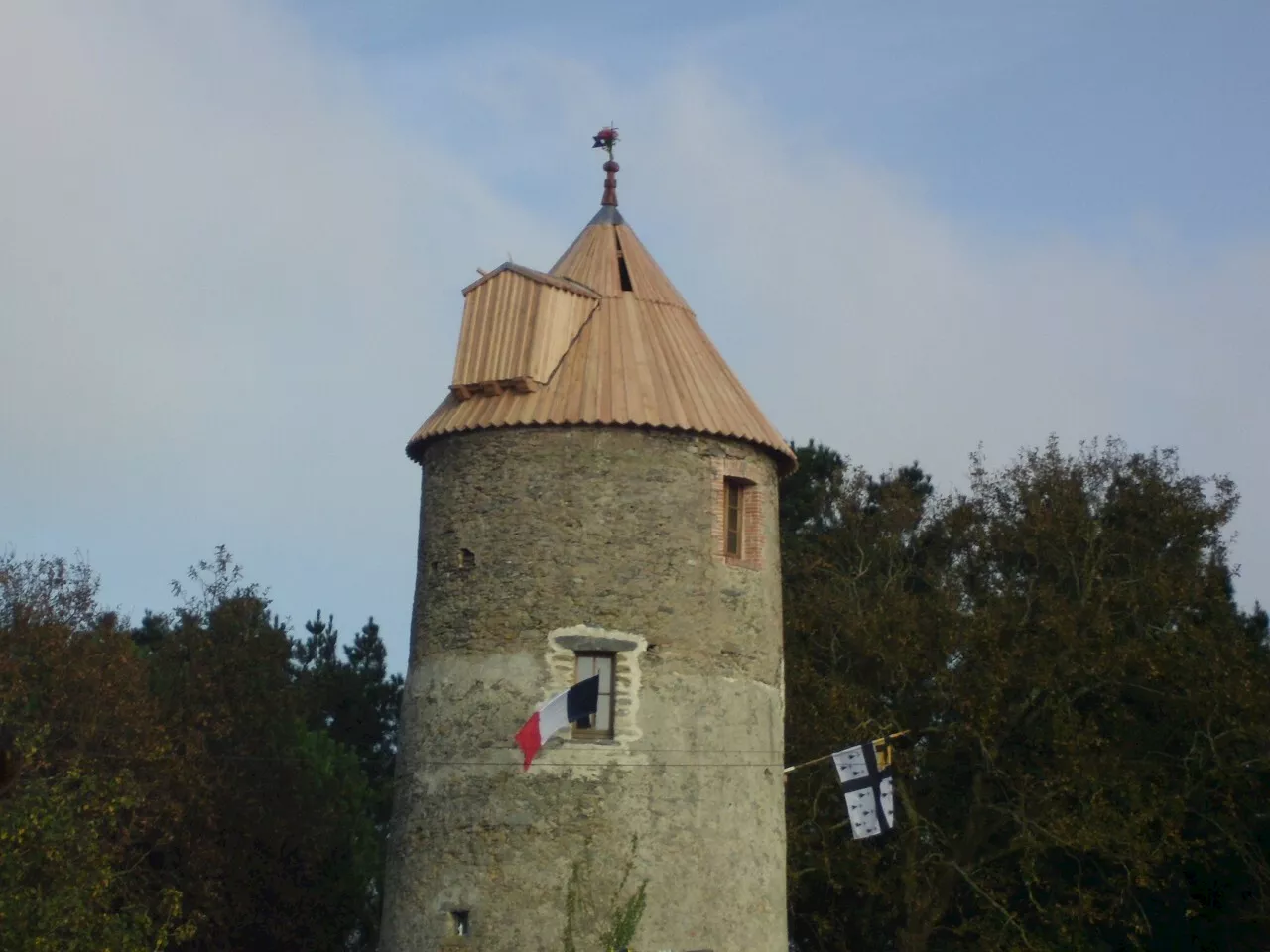 Loire-Atlantique : ce moulin à l'arrêt depuis 68 ans a retrouvé sa coiffe