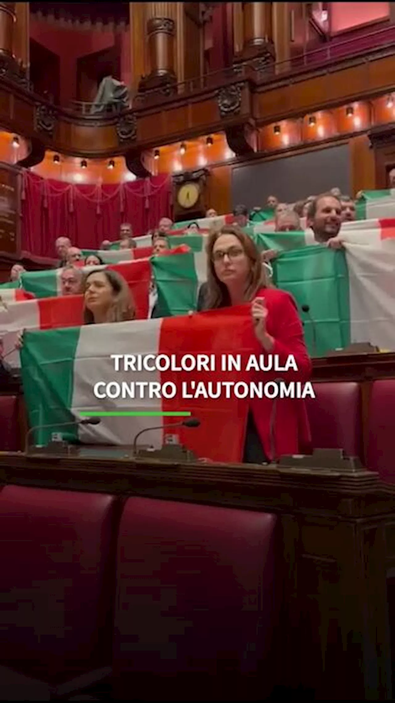 Autonomia, protesta alla Camera con Tricolori e Inno