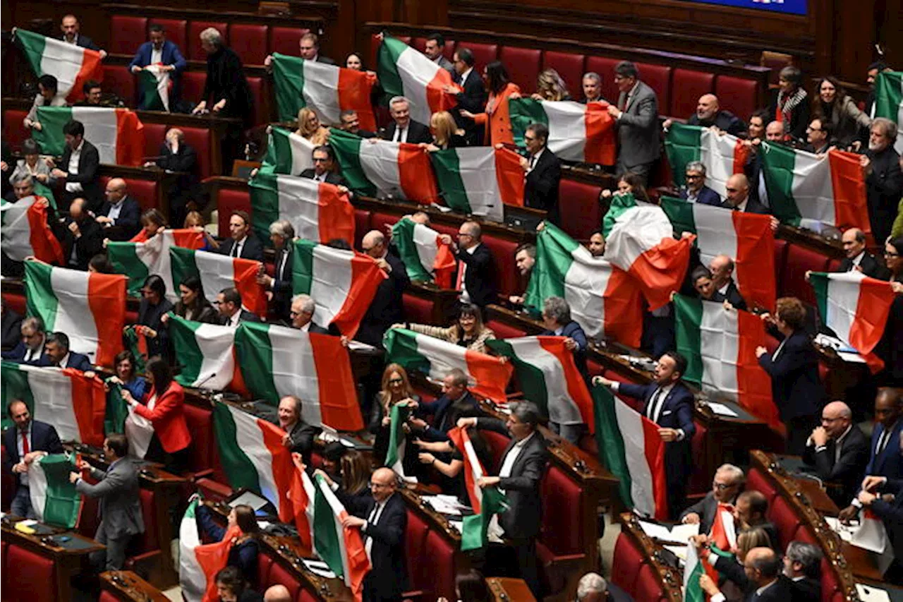 Bagarre Autonomia, opposizioni in Aula con il tricolore