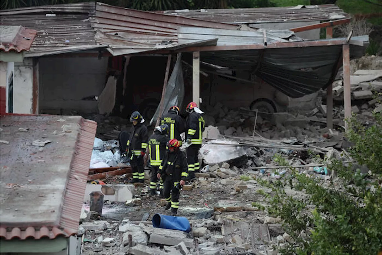 Esplode un deposito abusivo di fuochi d'artificio, tre morti a Ercolano