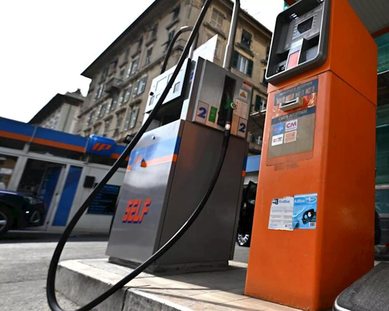 In rialzo i carburanti, benzina al self service a 1,755 euro