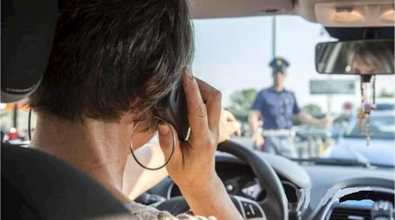 Italiani al volante, troppo veloci ma meno smartphone