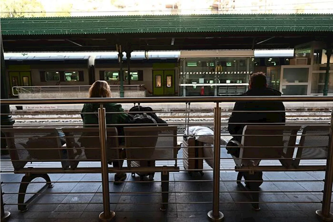 Un ragazzo aggredisce un capotreno e gli fa saltare due denti