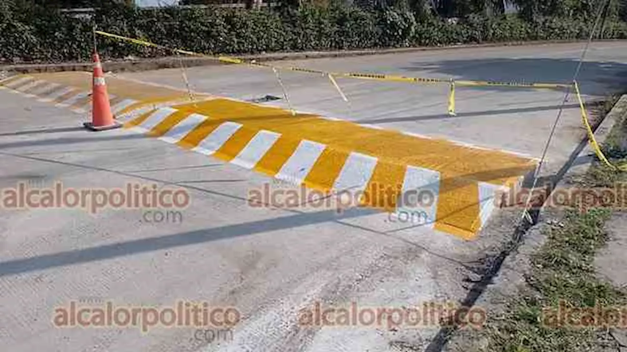 Taxistas bloquean carretera en Atzacan para protestar por tamaño de nuevos topes