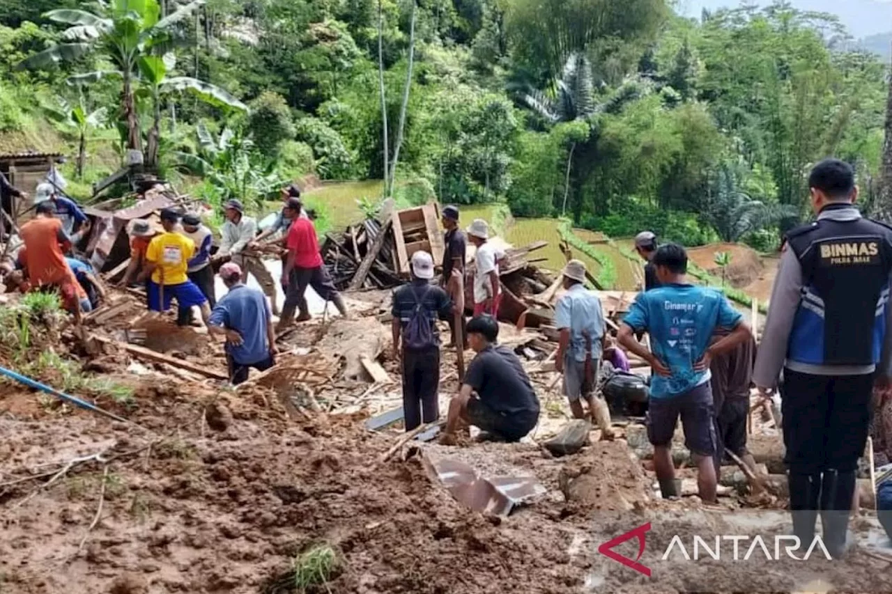 BPBD Cianjur tangani rumah tertimbun dan rusak akibat longsor