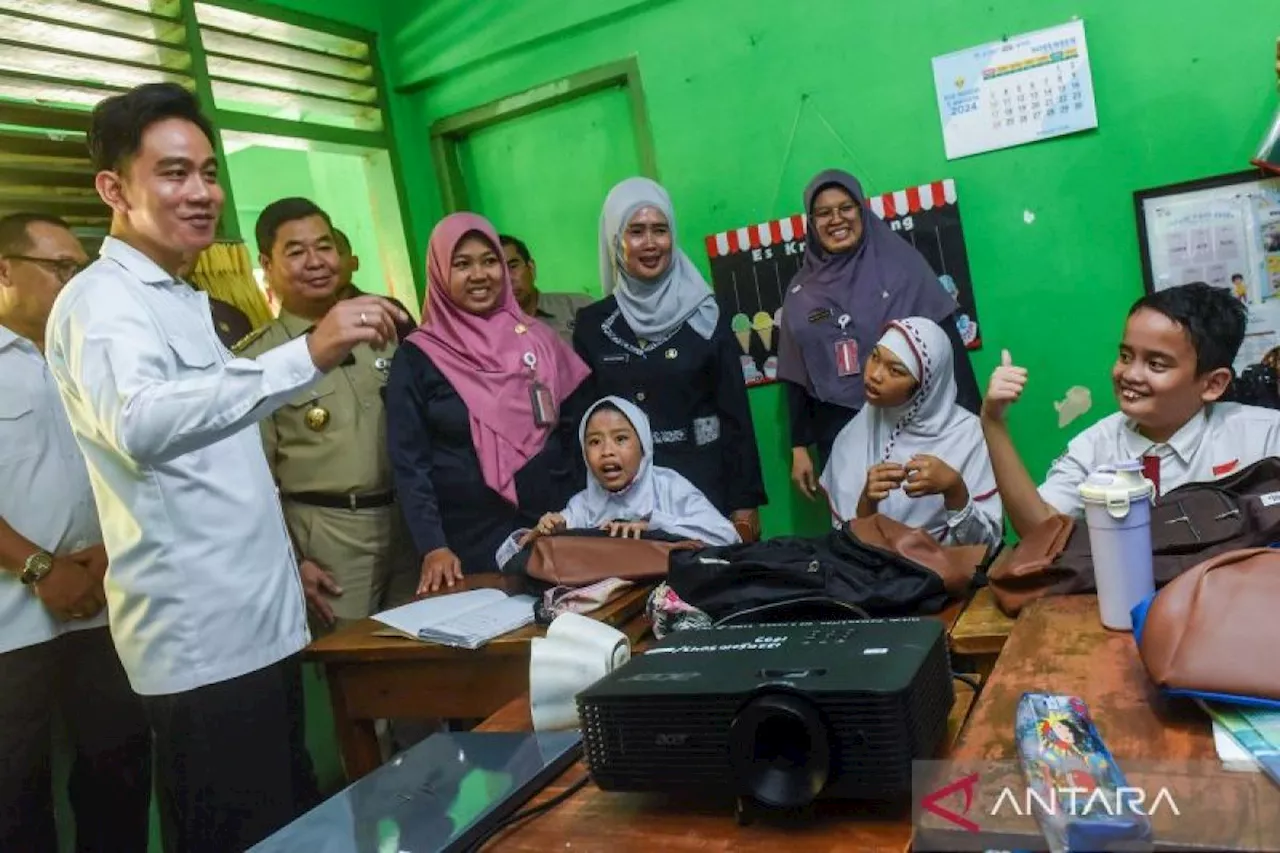 Gibran Rakabuming Raka meninjau uji coba makan bergizi gratis di SLBN 5 Jakarta