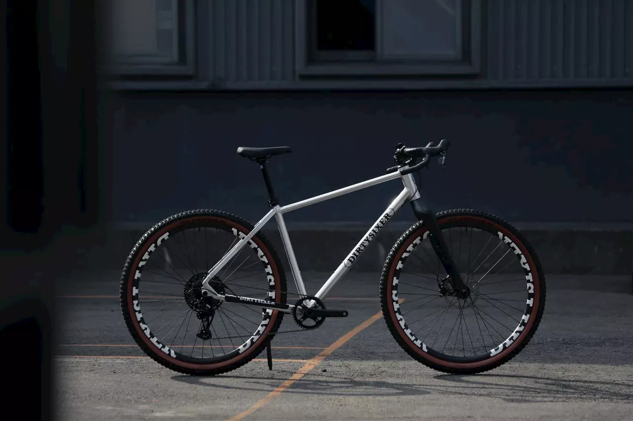 DirtySixer’s New 32er Gravel Bike Rolls on 32 x 2.4″ Tires, Preorder Ends Soon