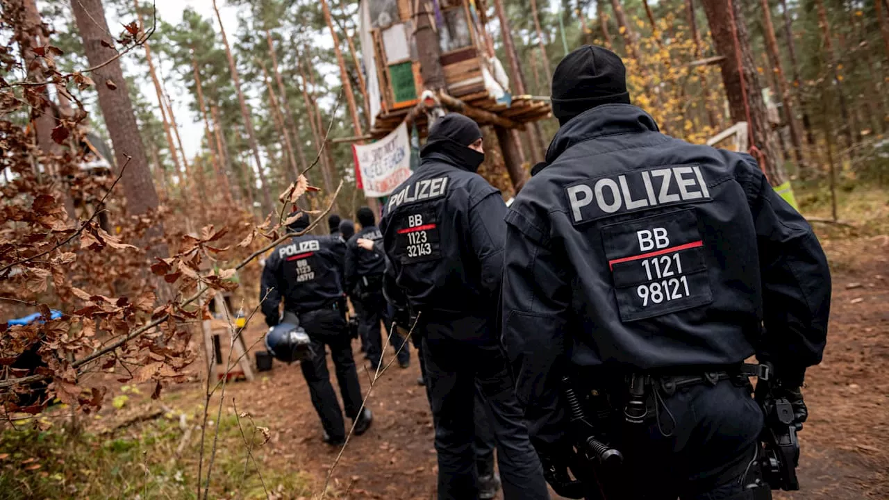 Grünheide bei Berlin: Polizei räumt Protest-Camp gegen Tesla!