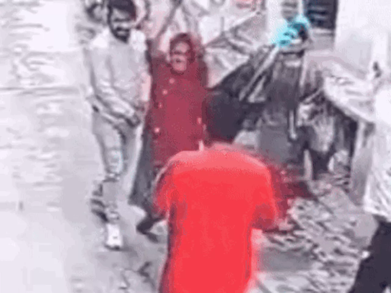 फरीदाबाद में युवक की पिटाई का VIDEO: गली में गिरा कर डडों से बुरी तरह पीटा; पड़ोसियों से है पुरानी रंजिश