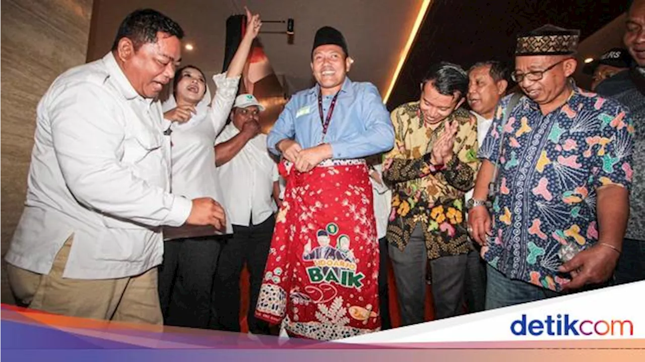 Perajin Beri Hadiah Subandi-Mimik Batik Usai Debat Pilbup Sidoarjo