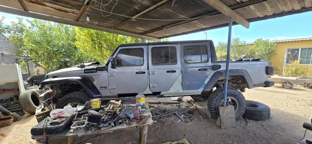 Aseguran taller de blindaje artesanal de autos, 8 fusiles y cámaras de videovigilancia para “halconeo” en Sonora; hay 2 detenidos