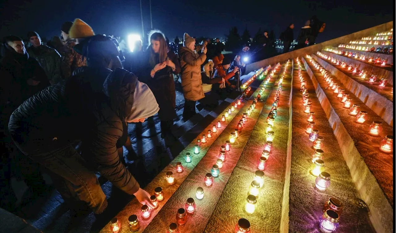 FOTOS: Encienden mil velas en Kiev para recordar mil días de guerra en Ucrania