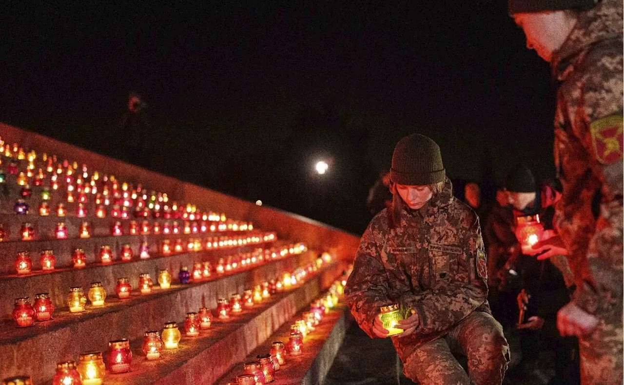 Mil días de guerra en Ucrania: encienden mil velas en Kiev; rinden homenaje a civiles y soldados caídos