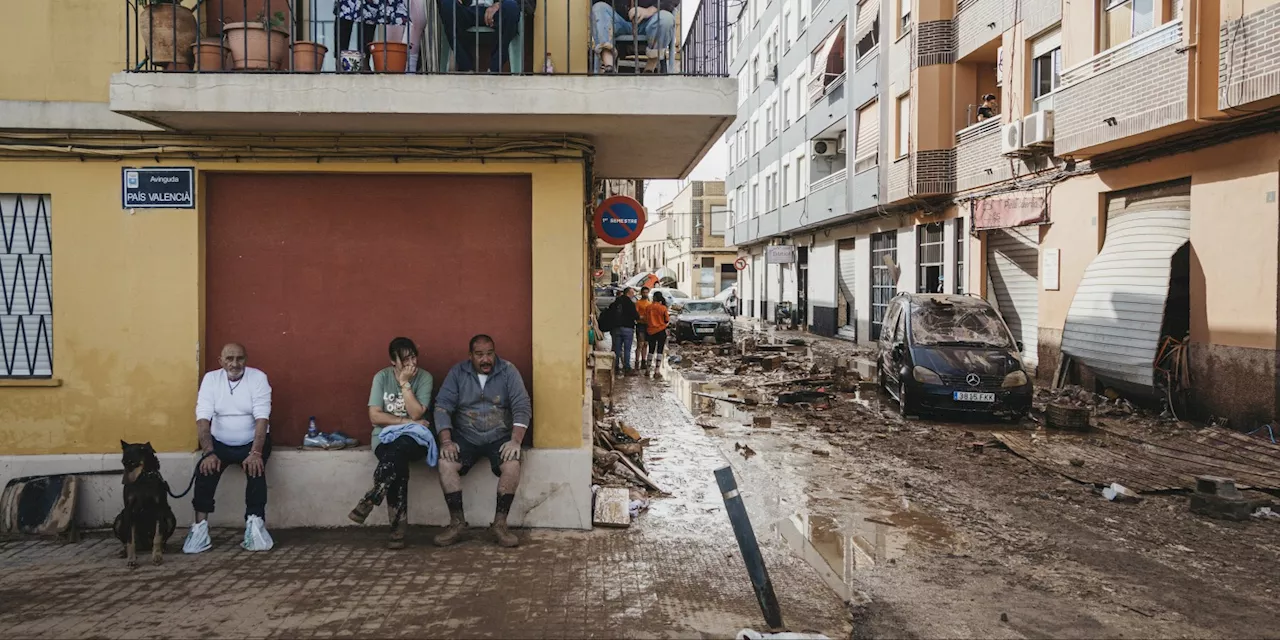 Le roi et la reine d'Espagne de retour dans les zones dévastées par les inondations