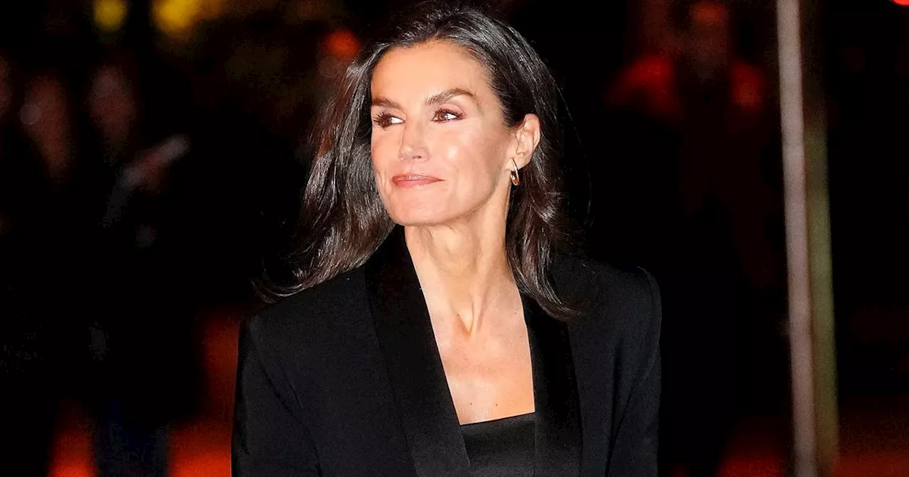 – En smoking noir, Letizia d’Espagne, 52 ans, offre une leçon de style