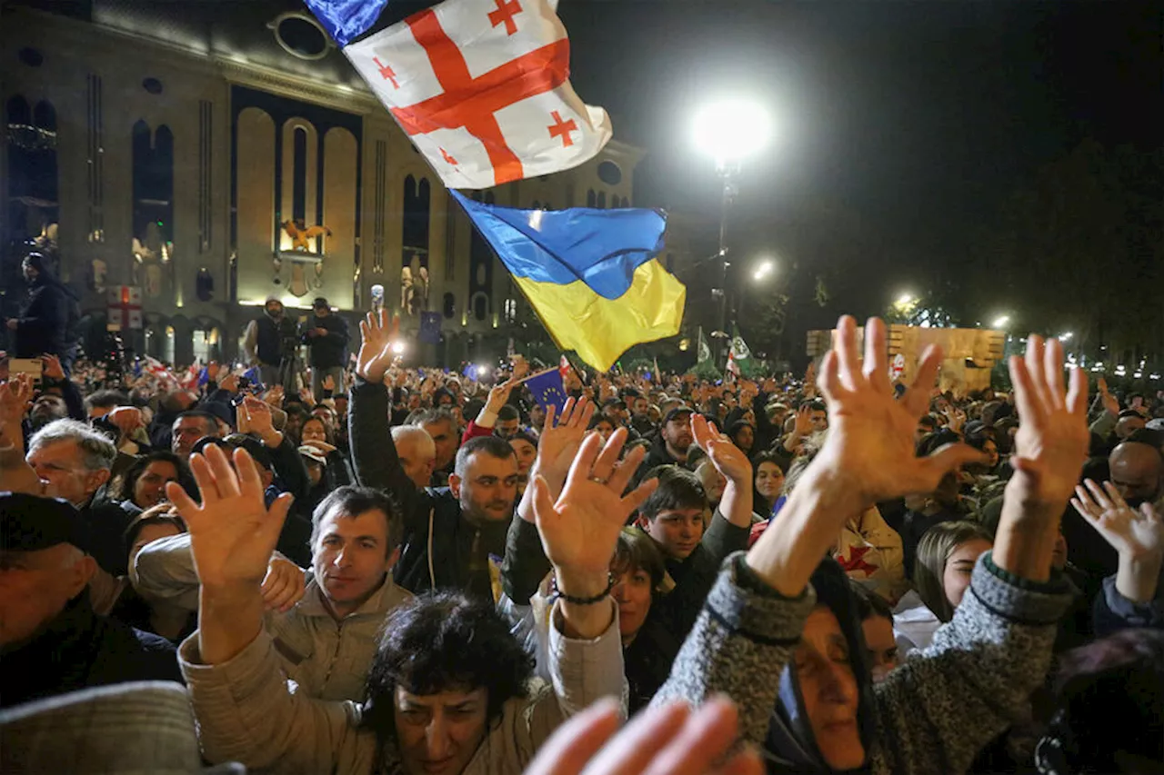 В Тбилиси начались столкновения протестующих с полицией